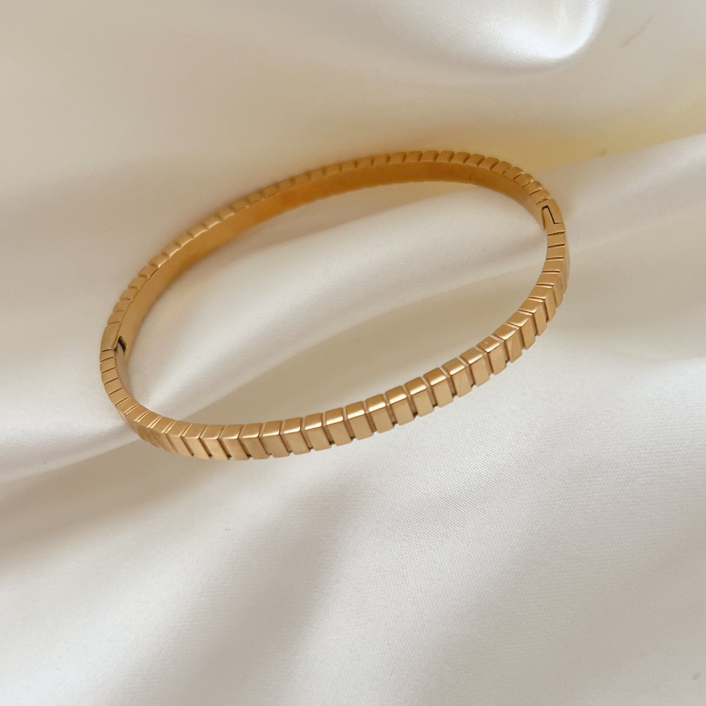 Emma Retro Style Bangle