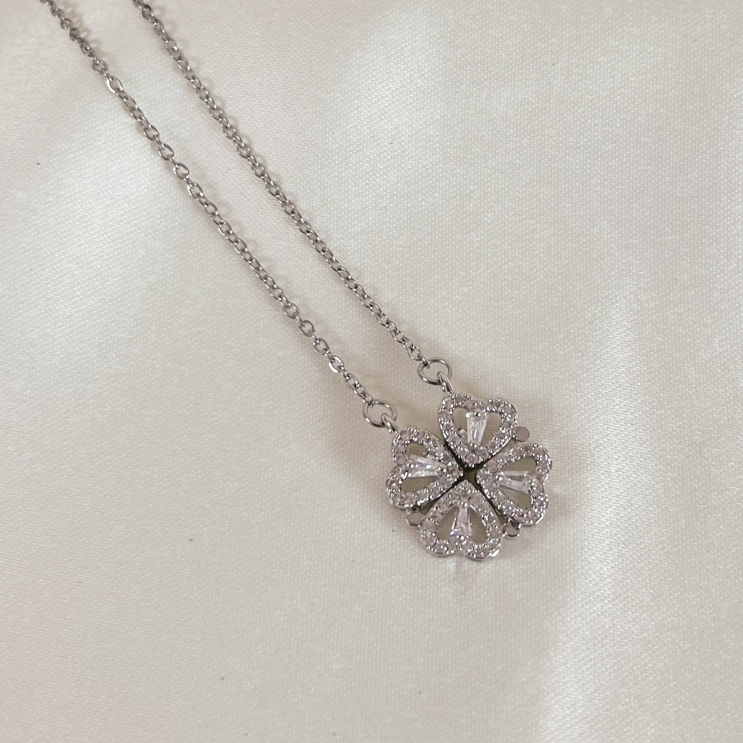 Olivia Magnetic Clover Pendant Necklace