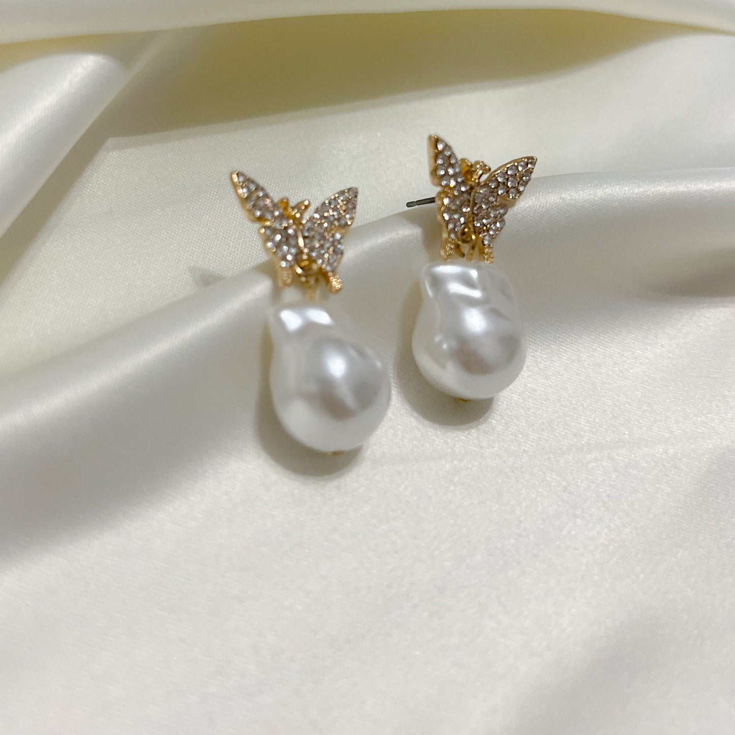 Mariposa Butterfly with Pearl Drop Earrings