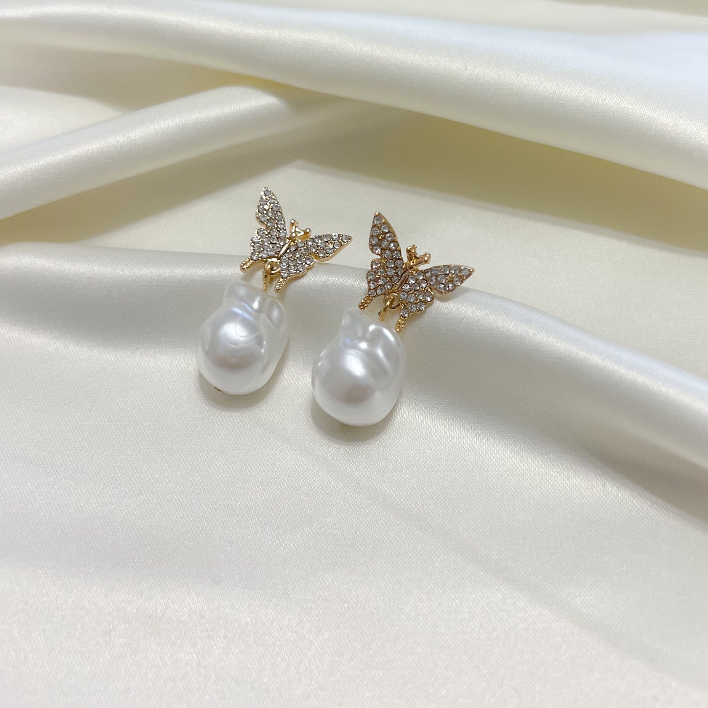 Mariposa Butterfly with Pearl Drop Earrings